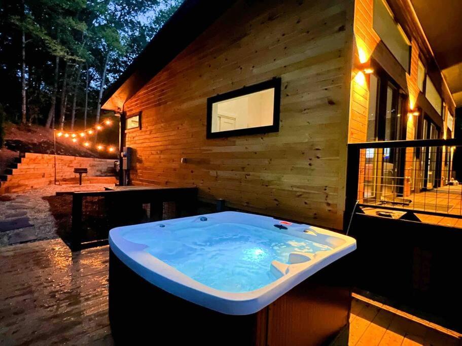 Вілла Modern Mountain Getaway With Hot Tub, Fire Pit Sautee Nacoochee Екстер'єр фото